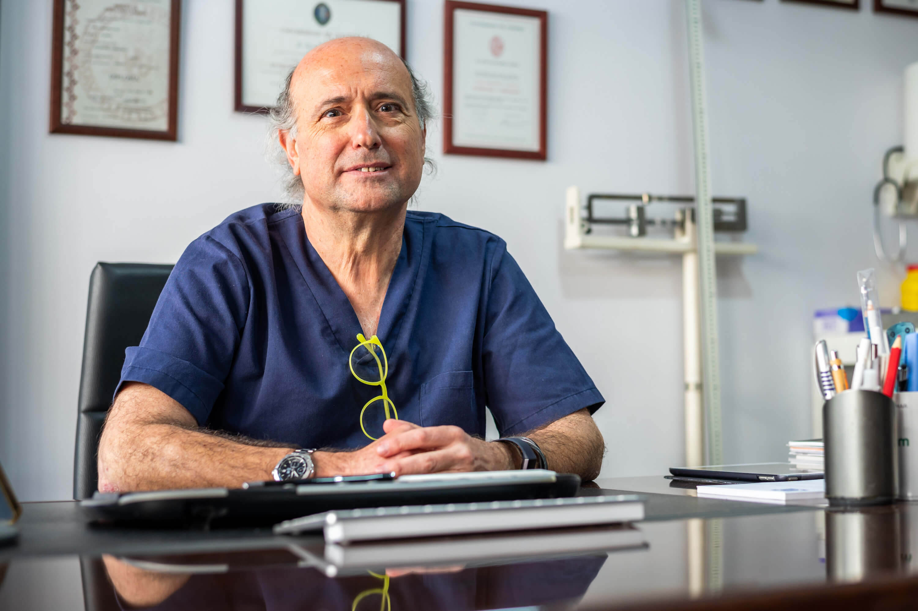 El Dr. Luis Almagro en su consulta